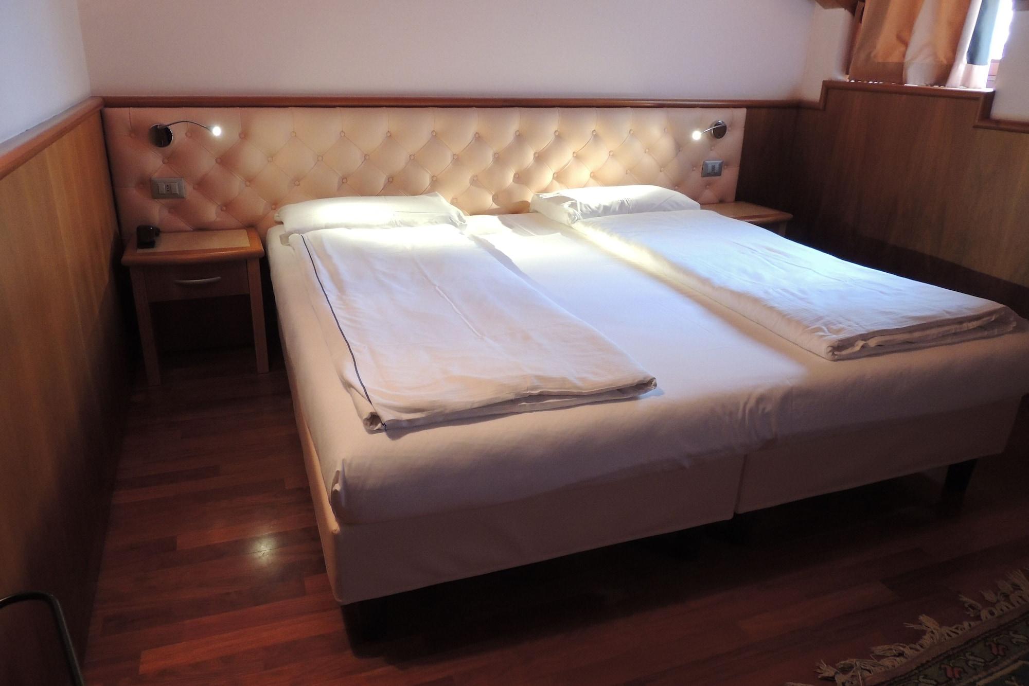 לאבארונה Grand Hotel Astoria מראה חיצוני תמונה