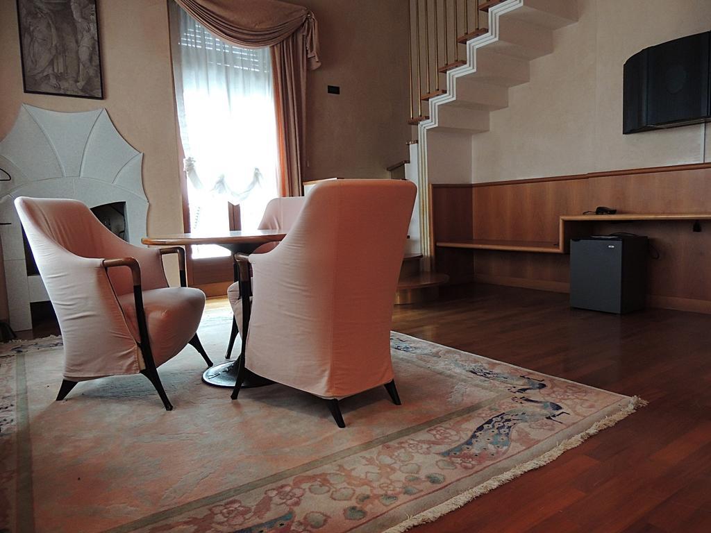 לאבארונה Grand Hotel Astoria מראה חיצוני תמונה