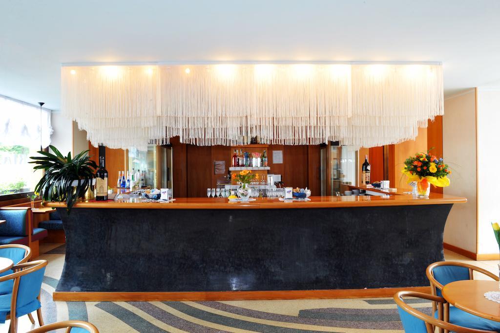 לאבארונה Grand Hotel Astoria מראה חיצוני תמונה