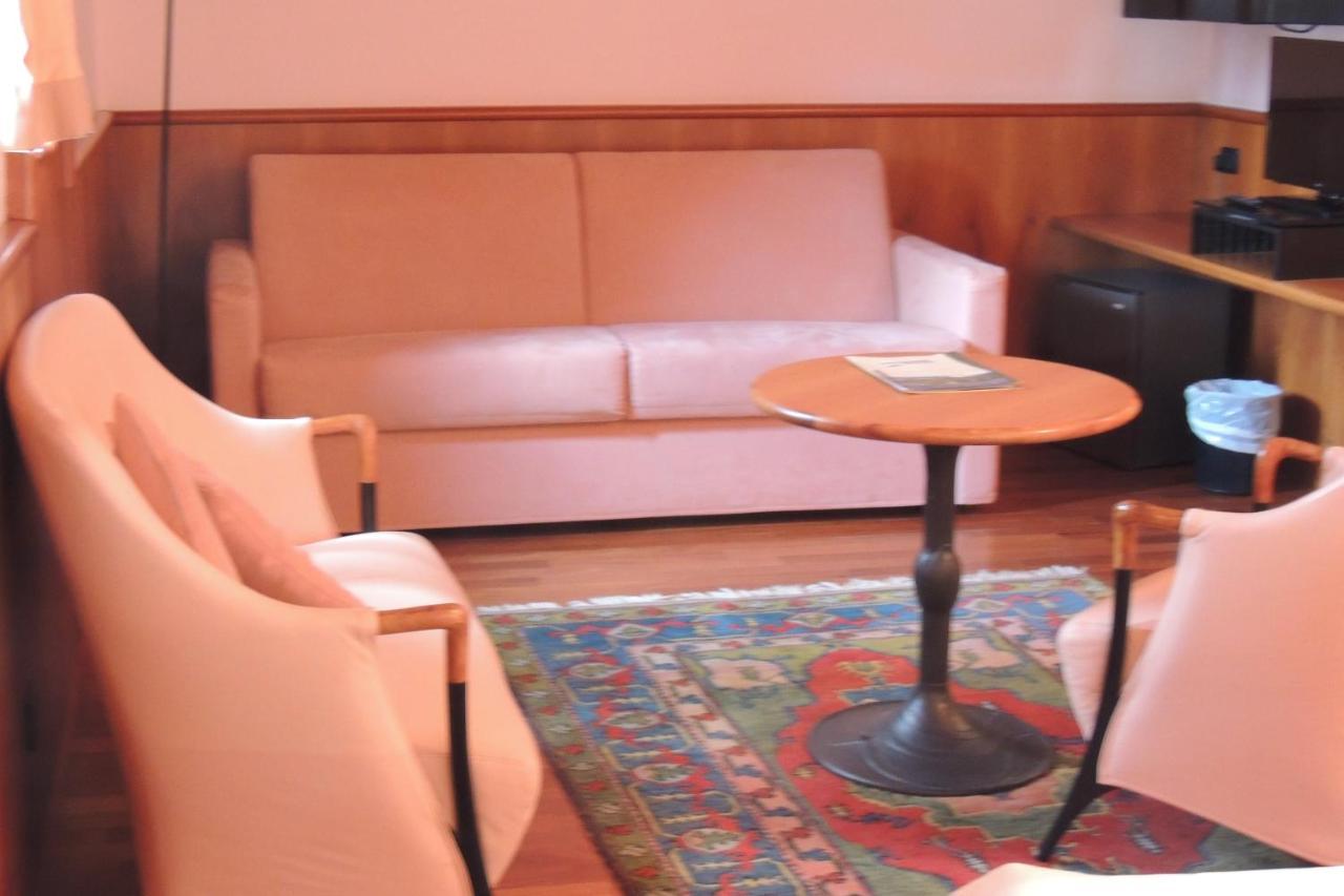 לאבארונה Grand Hotel Astoria מראה חיצוני תמונה